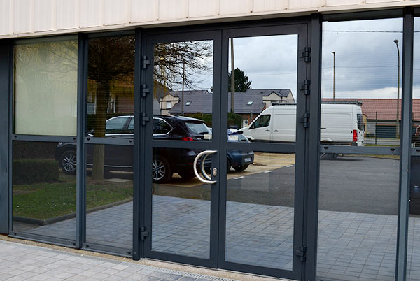 Porte fenêtre aluminium avec vitrage miroir